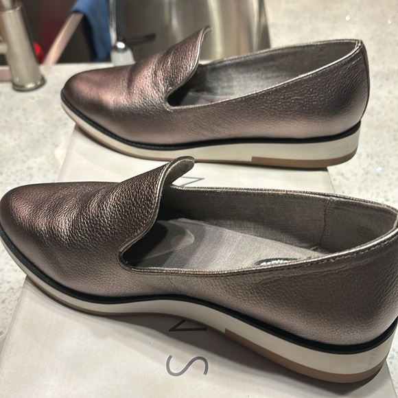 Comsens silver leather loafer shoe. Size 7 1/2.Flexibilty. Cushioned insoles. - Picture 4 of 6